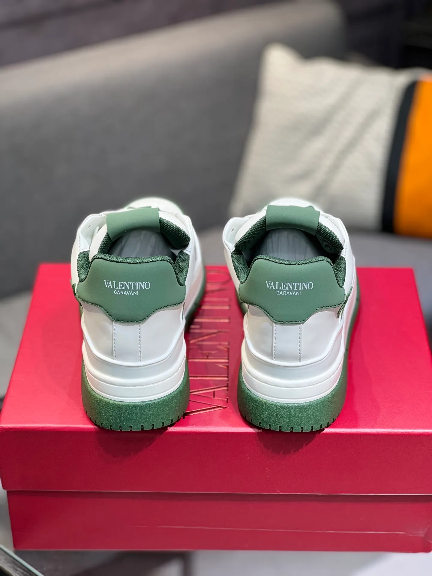 Men's Men's Shoes 💰660 Valentino 2023 early autumn new star shoes are now online! Wang Hedi and Ren Jialun have been worn by many celebrities. Who can refuse the same couple shoes as Wang Hedi! The design of Stars Stab My Heart is cool and spicy. The material of the shoes is cowhide, and every color is beautiful! Size 35-40, men’s size 39-44 (women’s 41, men’s 38, 45🉑️customized)